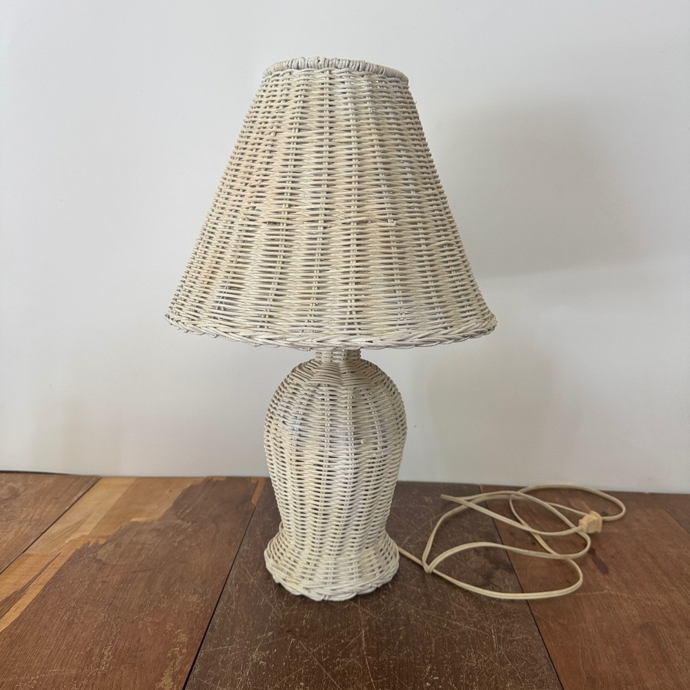 Vintage Wicker Table‎ Lamp with Shade Coastal Cottagecore Home Decor WORKS - Picture 10 of 14